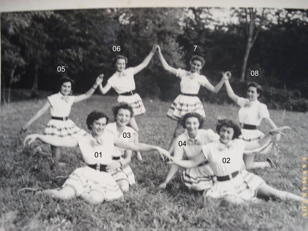 COLO LA PEYROUSE 195X 029 MONITRICES  POUR LA FETE DE FIN DE CONTIGENT 1952.jpg